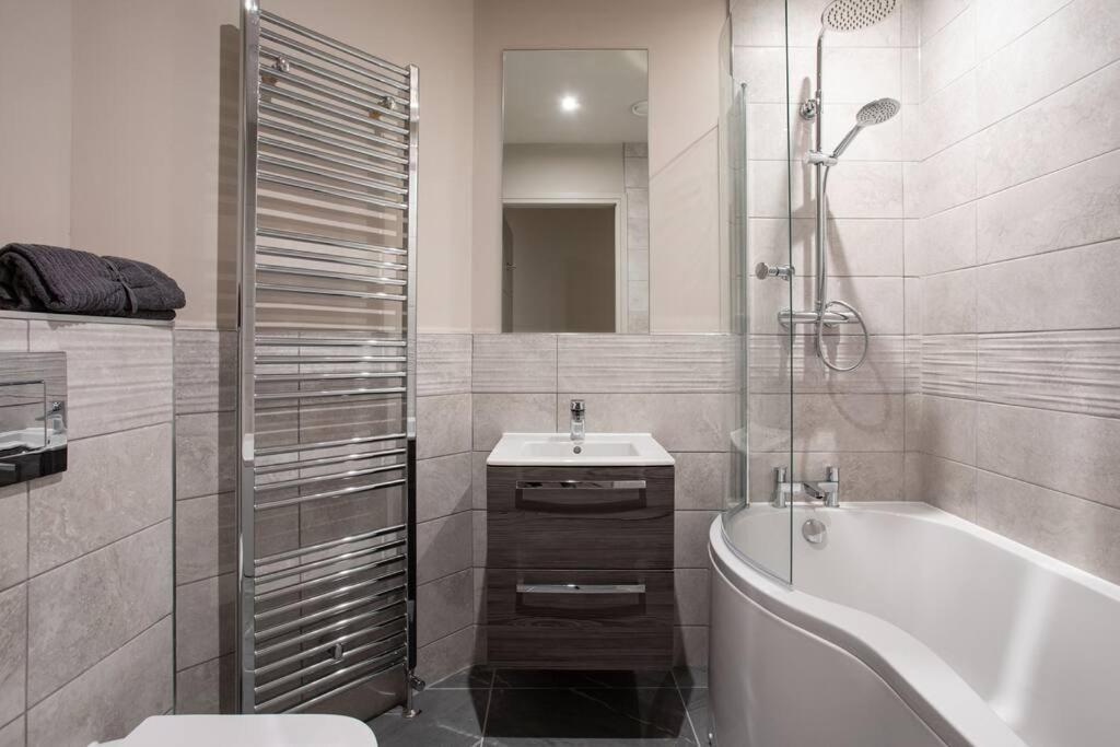 Modern 2Br With Balcony Next To The City Airport Bhd - Free Parking Belfast Ngoại thất bức ảnh