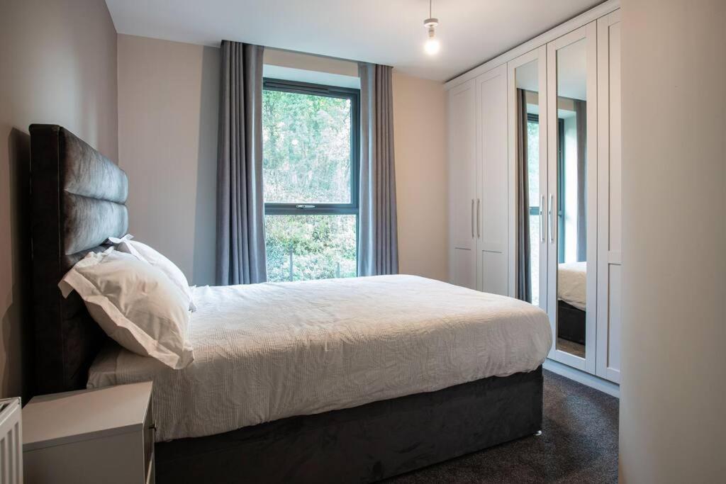 Modern 2Br With Balcony Next To The City Airport Bhd - Free Parking Belfast Ngoại thất bức ảnh